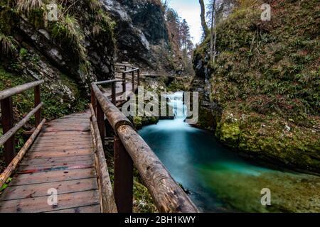 Der berühmte Vintgar Gorge Canyon mit Holzbrücke Stockfoto