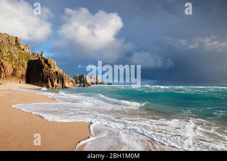 Pedn Vounder Strand in Abendsonne gebadet Stockfoto