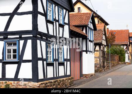 Ländliche historische Fachwerkhäuser in Dorf Trais, Stadtteil Münzenberg, Wetteraukreis, Hessen, Deutschland, Europa Stockfoto