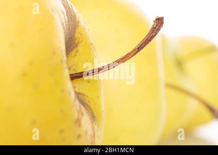 Gruppe von drei ganzen grünen köstlichen Apfel ein im Fokus auf weiß isoliert Stockfoto