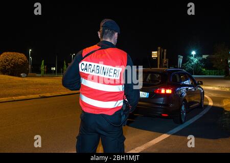 Italien, Legnano, Carabinieri Kontrollen während der Sperrung für Covid 19 Stockfoto