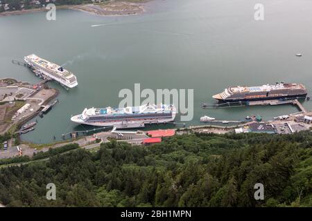 Der Kreuzfahrthafen in Juneau, der Hauptstadt von Alaska, von oben betrachtet Stockfoto