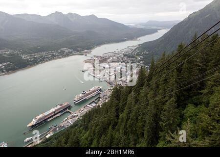 Der Kreuzfahrthafen in Juneau, der Hauptstadt von Alaska, von oben betrachtet Stockfoto