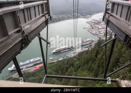 Der Kreuzfahrthafen in Juneau, der Hauptstadt von Alaska, von oben betrachtet Stockfoto