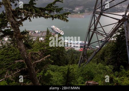 Der Kreuzfahrthafen in Juneau, der Hauptstadt von Alaska, von oben betrachtet Stockfoto