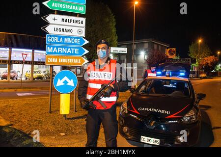 Italien, Legnano, Carabinieri Kontrollen während der Sperrung für Covid 19 Stockfoto