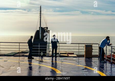 Mittelmeer, Spanien; 01/14/2015: Drei Personen auf dem Deck einer Fähre zwischen Palma de Mallorca und Valencia, in der Mitte des Mittelmeers SE Stockfoto