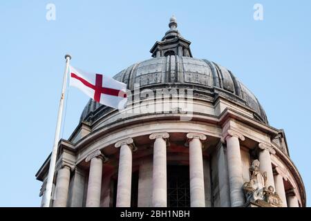 Council House unter der Flagge für St. George's Day in Nottingham City, gefangen während der Covid-19 Sperre, 2020. April Nottinghamshire England UK Stockfoto