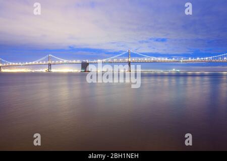 Blick auf die beleuchtete san francisco-oakland Bay Bridge bei Nacht, San Francisco, Kalifornien, USA Stockfoto