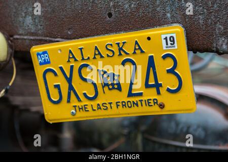 Alaskan Auto-Kennzeichen befestigt an einem rostigen alten LKW in Skagway, Alaska Stockfoto