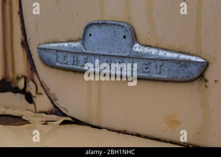 Chevrolet LKW Nahaufnahme Detail der rostigen Logo-Platte Stockfoto