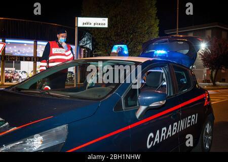 Italien, Legnano, Carabinieri Kontrollen während der Sperrung für Covid 19 Stockfoto