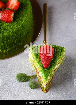 Grüner Pistazien-Kuchen mit Erdbeeren Stockfoto