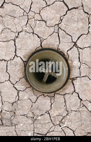 Dürre auf dem Boden. Collage Spüle Abfluss auf rissiger trockener Erde. Stockfoto