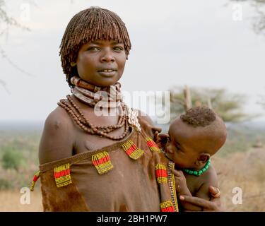 Hamer TribeFrau hält ihr Baby. Fotografiert im Omo River Valley, Äthiopien Stockfoto