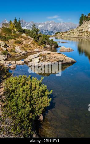 Sonnige herbst Alpine View. Friedlichen Berg Wald See mit klarem Wasser und Spiegelungen. Oder spiegelsee Spiegelsee, Reiteralm, Steiermark Stockfoto