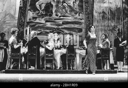 Vorne links: Maria Aitken (Gräfin Charlotte Malcolm), Joss Ackland (Frederik Egerman) hinten Mitte: Hermine Gingold (Madame Armbeldt) vorne rechts: Jean Simmons (Desiree Armfeldt) in EINER KLEINEN NACHTMUSIK im Adelphi Theater, London 1975 Musik & Text: Stephen Sondheim Buch: Hugh Wheeler Bühnenbild: Boris Aronson Kostüme: Florence Klotz Beleuchtung: Tharon Musser Choreographie: Patricia Birch Regie: Harold Prince Stockfoto