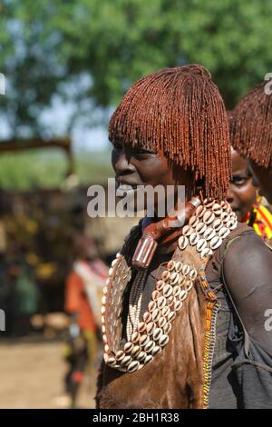 Porträt einer Hamer Tribefrau. Das Haar ist mit Ockerschlamm und tierischem Fett überzogen. Fotografiert im Omo River Valley, Äthiopien Stockfoto