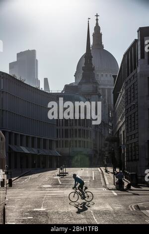 Ein einiger Pendler radelt heute früh unter der Skyline der St. Paul's Cathedral in der City of London über den Ludgate Circus, da die Lockdown-Maßnahmen in den nächsten drei bis vier Wochen inmitten des Coronavirus gelockert werden müssen, damit sich die Wirtschaft erholen kann. City of London Lockdown, England, Großbritannien 23. April 2020 Quelle: Jeff Gilbert/Alamy Live News Stockfoto