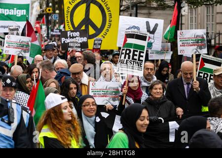 Menschenmenge beim Nationalen Marsch und Kundgebung 'Justice Now: Make it right for Palestine', London, 2017 Stockfoto