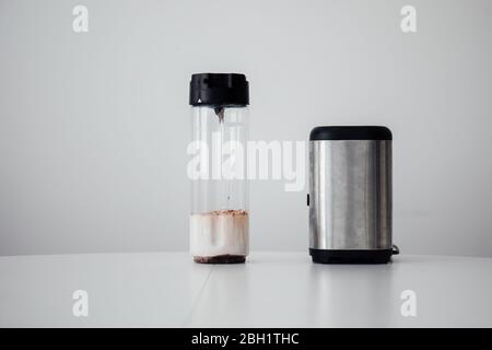 Mixer mit einem Glas Milch und Kakao. Smoothie-Maschine Stockfoto