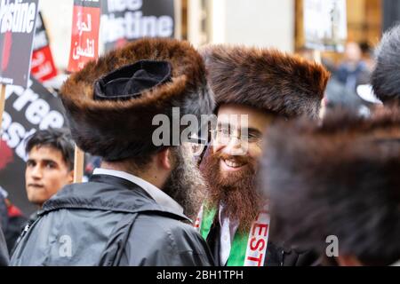 Porträt eines orthodoxen Juden, der zur Unterstützung Palästinas beim Nationalen Marsch marschiert und sich auf die Kundgebung "Justice Now: Make it right for Palestine", London, einlässt Stockfoto