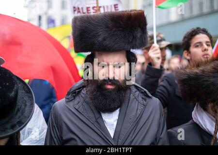 Porträt eines orthodoxen Juden, der zur Unterstützung Palästinas beim Nationalen Marsch marschiert und sich auf die Kundgebung "Justice Now: Make it right for Palestine", London, 2017, einlässt Stockfoto