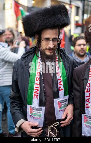 Porträt eines orthodoxen Juden, der zur Unterstützung Palästinas beim Nationalen Marsch marschiert und sich auf die Kundgebung "Justice Now: Make it right for Palestine", London, 2017, einlässt Stockfoto