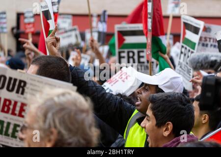 Protestierende geben den zionistischen Gegenprotestierenden beim Nationalen Marsch den Finger und Kundgebung 'Justice Now: Make it right for Palestine', London, 2017 Stockfoto