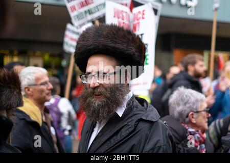 Porträt eines orthodoxen Juden, der zur Unterstützung Palästinas beim Nationalen Marsch marschiert und sich auf die Kundgebung "Justice Now: Make it right for Palestine", London, 2017, einlässt Stockfoto