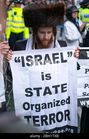 Porträt eines orthodoxen Juden, der zur Unterstützung Palästinas beim Nationalen Marsch marschiert und sich auf die Kundgebung "Justice Now: Make it right for Palestine", London, 2017, einlässt Stockfoto