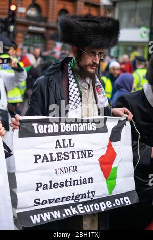 Porträt eines orthodoxen Juden, der zur Unterstützung Palästinas beim Nationalen Marsch marschiert und sich auf die Kundgebung "Justice Now: Make it right for Palestine", London, 2017, einlässt Stockfoto