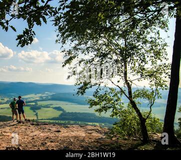 Zwei fröhliche und positive paar Radfahrer suchen Landschaft aus dem Fels, tragen Sportkleidung. Stockfoto