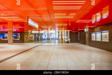 Tagsüber leeres Untergeschoss, Zugang zur U-Bahn, Koronakrise, Marienplatz, München, Oberbayern, Bayern, Deutschland, Europa Stockfoto