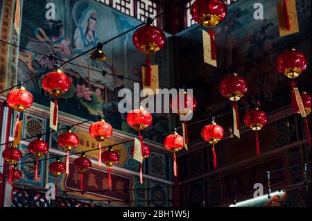 Malaysia, Reihen von roten Laternen hängen im Tempel Stockfoto