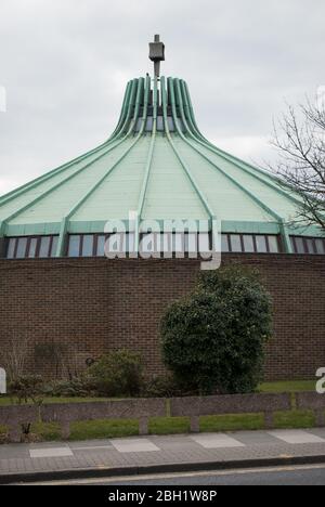 Römisch-katholische Kirche der englischen Märtyrer, Chalkhill Road, Wembley Park, Middlesex, HA9 9EW Stockfoto