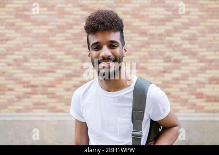 Porträt von lächelnden jungen Mann Stockfoto