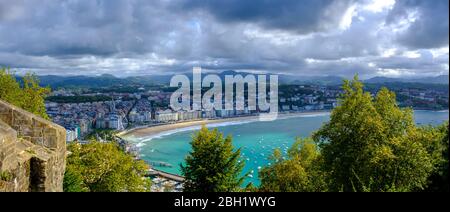 Spanien, Gipuzkoa, San Sebastian, Panorama der Bucht von La Concha vom Urgull-Hügel aus gesehen Stockfoto