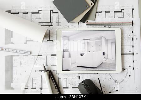 Architekturentwürfe und digitale Tablette mit moderner Vitrinenausstattung Stockfoto