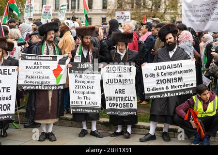 Orthodoxe Juden zur Unterstützung Palästinas auf dem Parliament Square während der Nationalen Kundgebung "Justice Now: Make it right for Palestine", London, 2017 Stockfoto