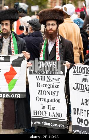 Orthodoxe Juden zur Unterstützung Palästinas auf dem Parliament Square während der Nationalen Kundgebung "Justice Now: Make it right for Palestine", London, 2017 Stockfoto