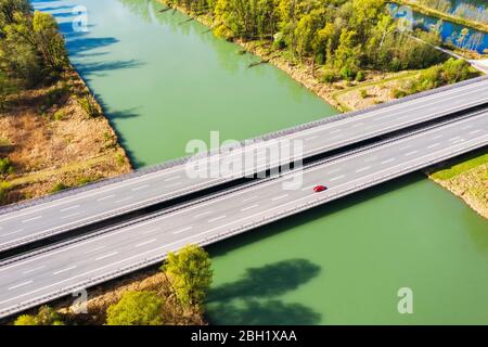 Einsames rotes Auto auf Autobahnbrücke der Autobahn A8 über den Inn, bei Raubling, Kreis Rosenheim, UAV-Aufnahme, Oberbayern, Bayern Stockfoto