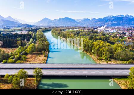 Autofreie Autobahnbrücke der Autobahn A8 über den Inn, bei Raubling, Inntal, Alpenvorland, Landkreis Rosenheim, UAV-Aufnahme, Obere Stockfoto