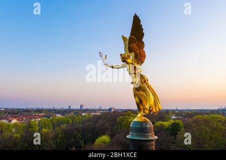 Goldener Friedensengel im Morgenlicht, Friedensdenkmal, Drohnenfotografie, Bogenhausen, München, Oberbayern, Bayern, Deutschland Stockfoto