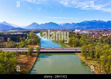 Autobahnbrücke der Autobahn A8 über den Inn, bei Raubling, Rosenheim, Inntal, Alpenvorland, Drohnenaufnahme, Oberbayern Stockfoto