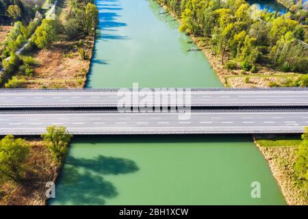 Autofreie Autobahnbrücke der A8 über den Inn, bei Raubling, Landkreis Rosenheim, Drohnenaufnahme, Oberbayern, Bayern, Deutschland Stockfoto