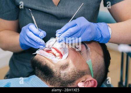 Mann, der zahnärztliche Behandlung erhält Stockfoto