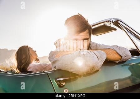 Paar in Cabrio Auto auf einer Reise Stockfoto