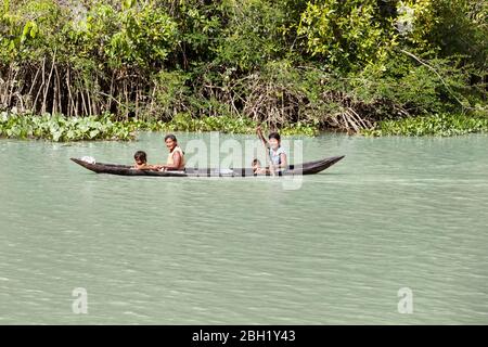 Ureinwohner mit kleinen Kindern rudern in einem Dugout Boot im Orinoco Delta, Stamm Warao, indigene Völker, Venezuela Stockfoto