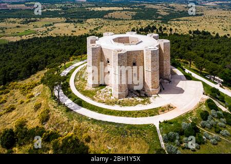 Italien, Provinz Barletta-Andria-Trani, Andria, Hubschrauberansicht Castel del Monte im Sommer Stockfoto